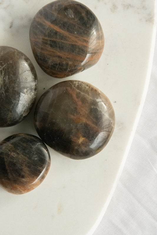 Galet pierre de lune noire