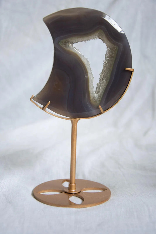 Lune d'agate naturelle sur trépied en laiton