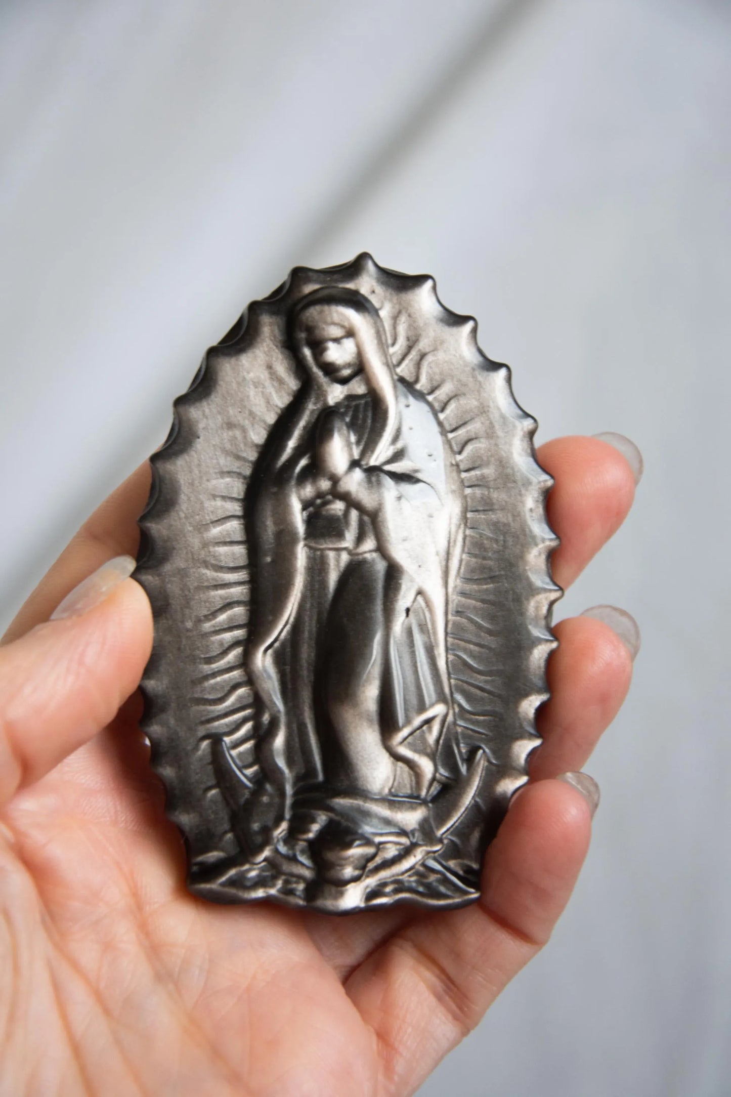 Vierge sculptée en obsidienne – Protection et spiritualité