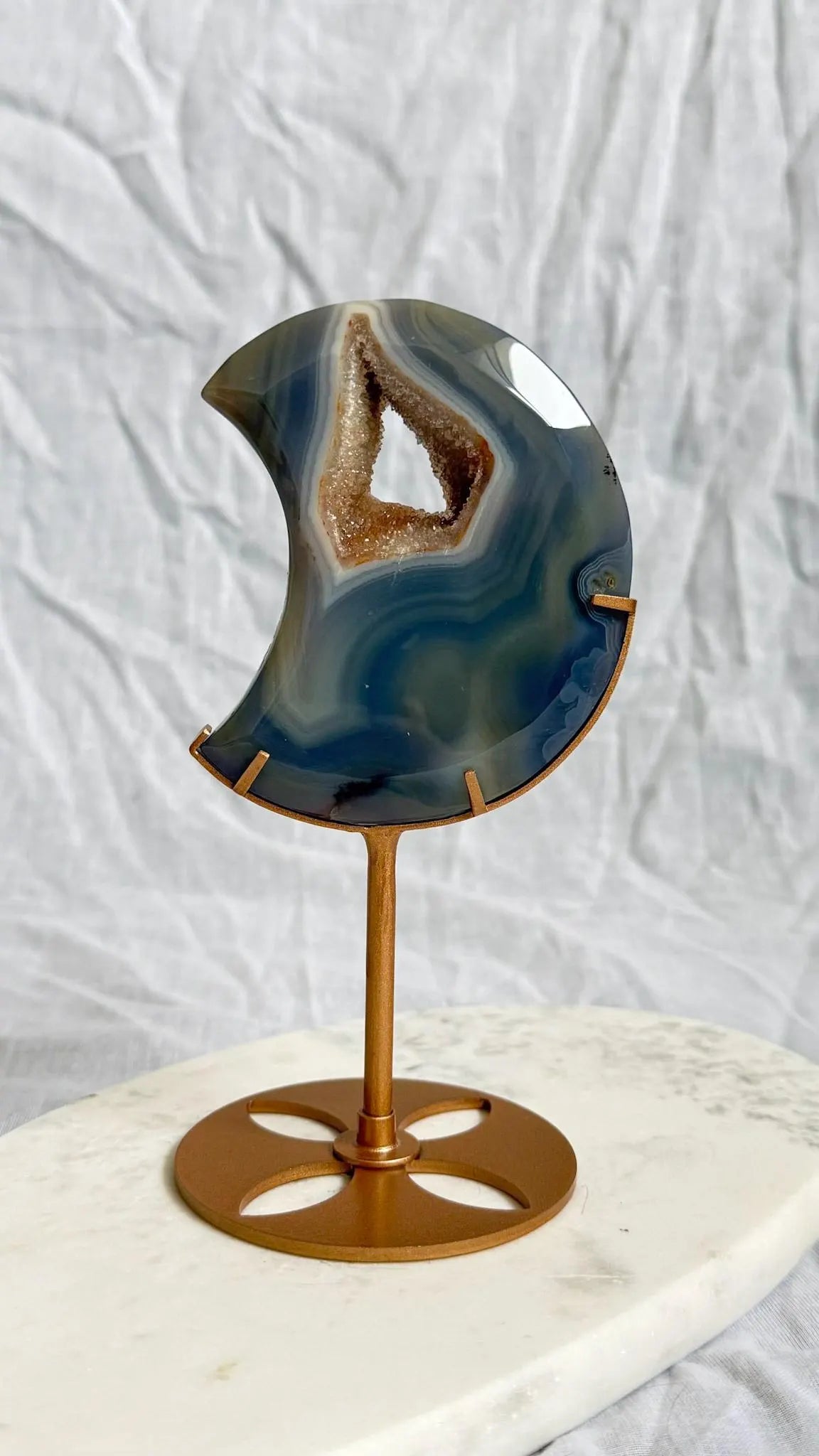 Lune d'agate naturelle sur trépied en laiton