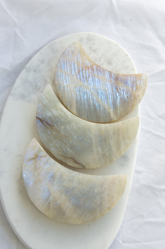 Pierre de lune sur socle