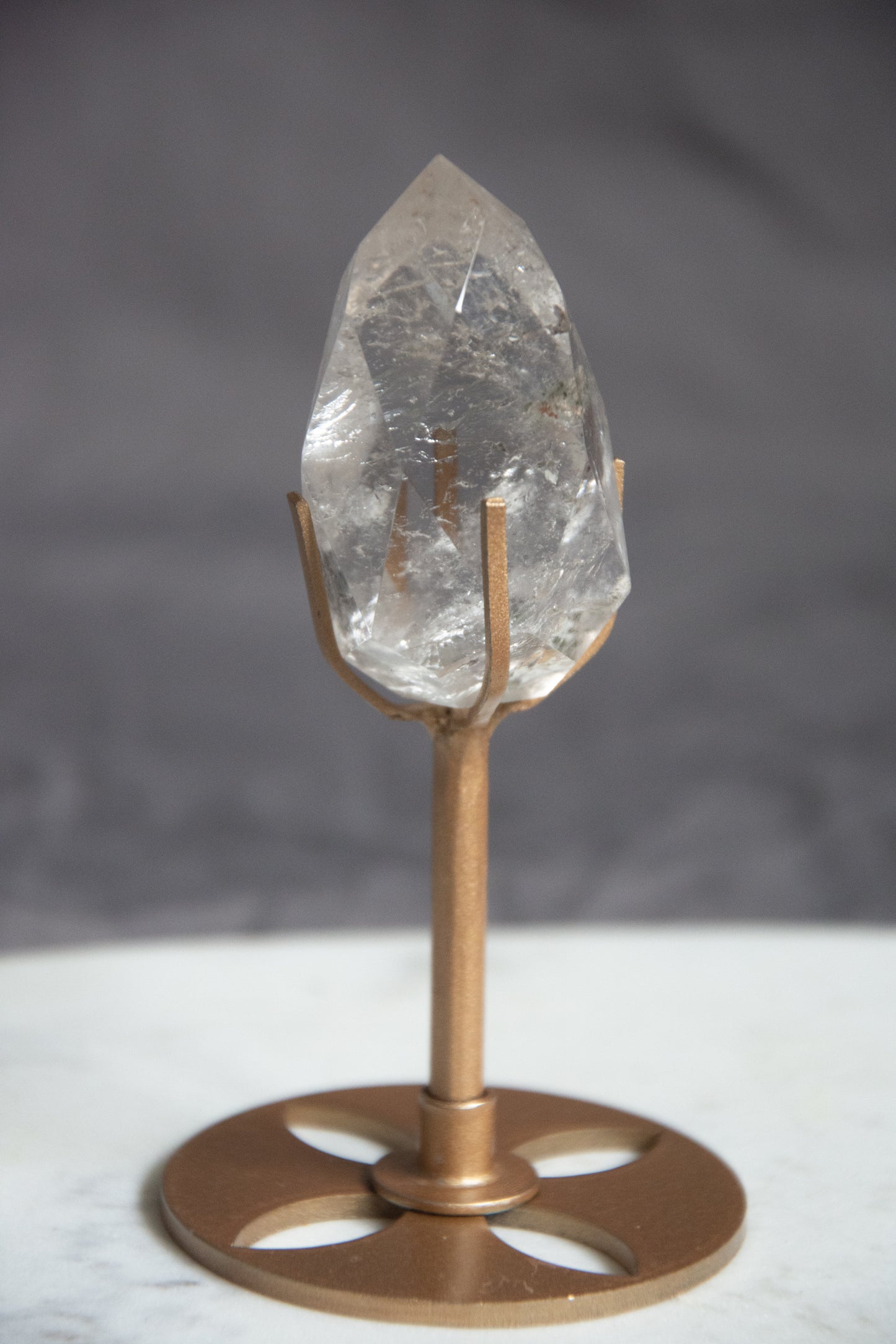 Cristal de roche facetté sur socle laiton - Clarté et pureté