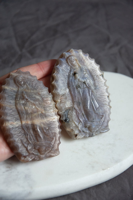 Vierge sculptée en pierre de lune – Pierre de féminité , douceur et protection