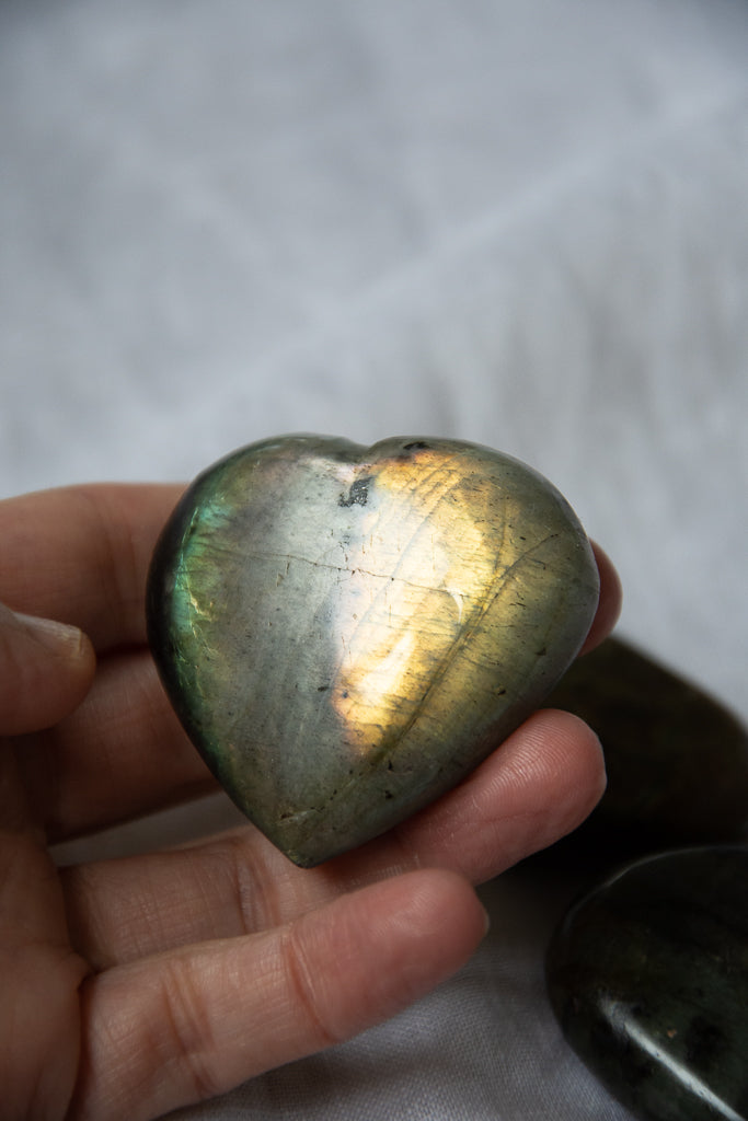 Cœur en labradorite violette