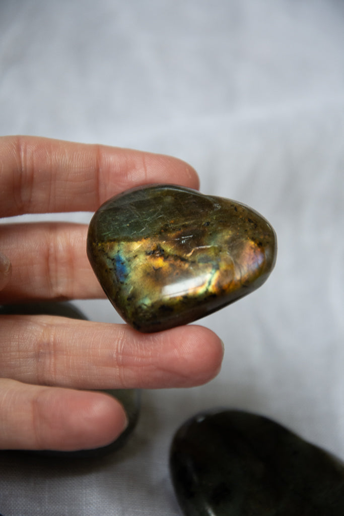 Cœur en labradorite violette
