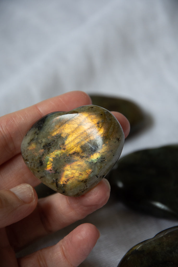 Cœur en labradorite violette