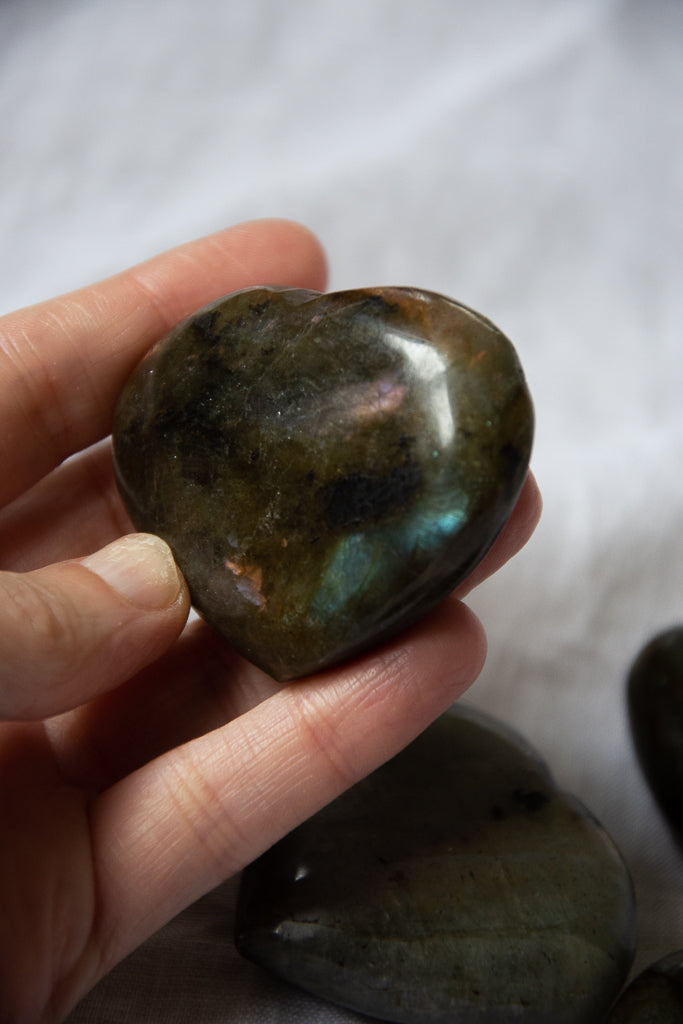 Cœur en labradorite violette
