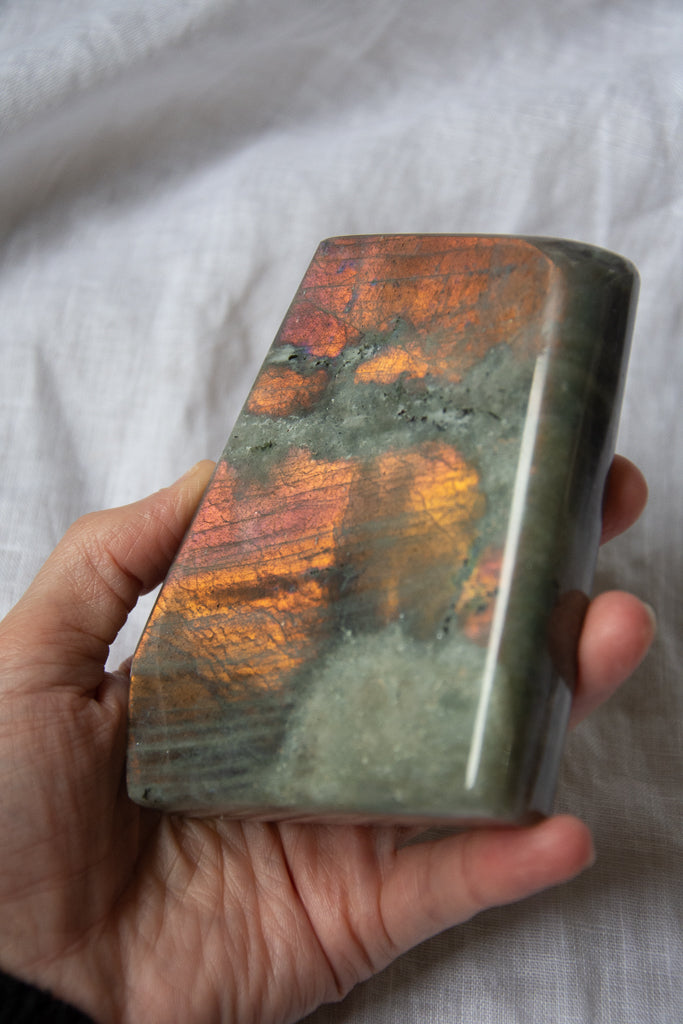 Labradorite rose en forme libre imparfaite