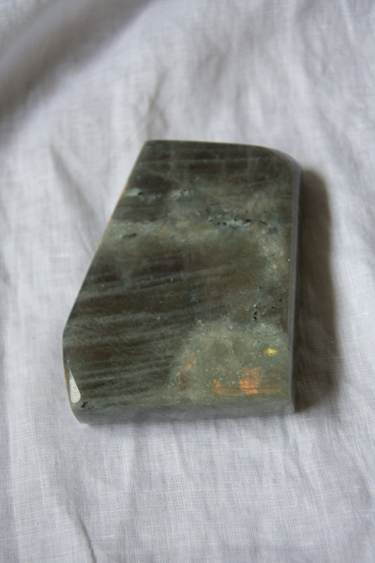 Labradorite rose en forme libre imparfaite