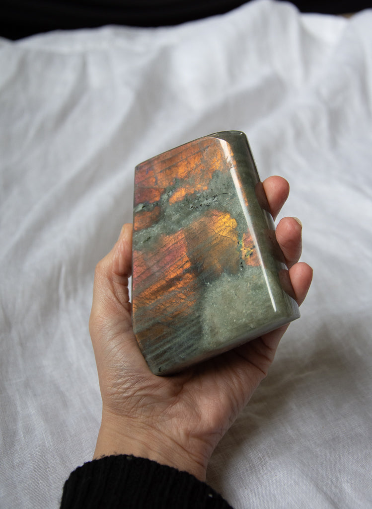 Labradorite rose en forme libre imparfaite