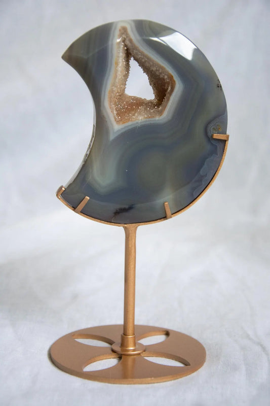 Lune d'agate naturelle sur trépied en laiton