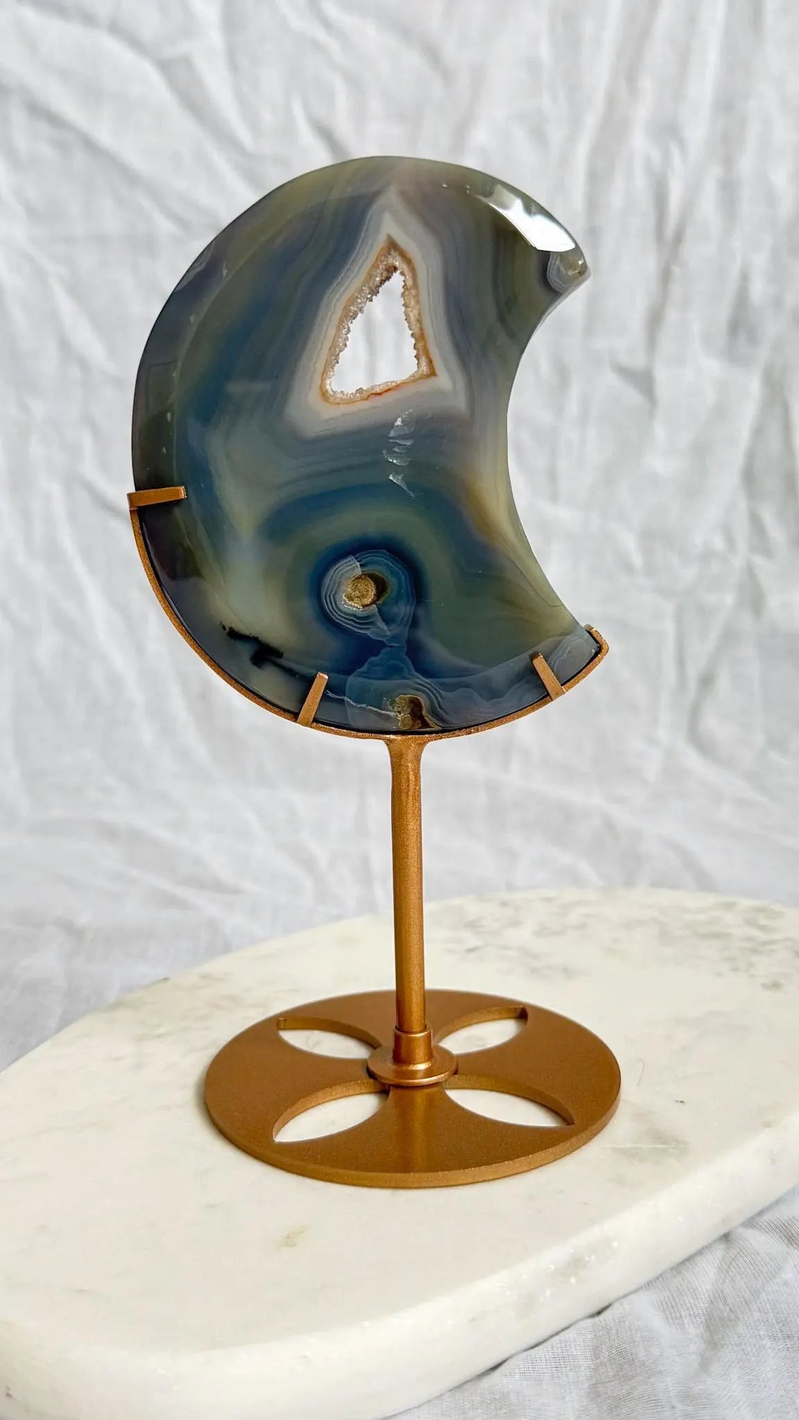 Lune d'agate naturelle sur trépied en laiton