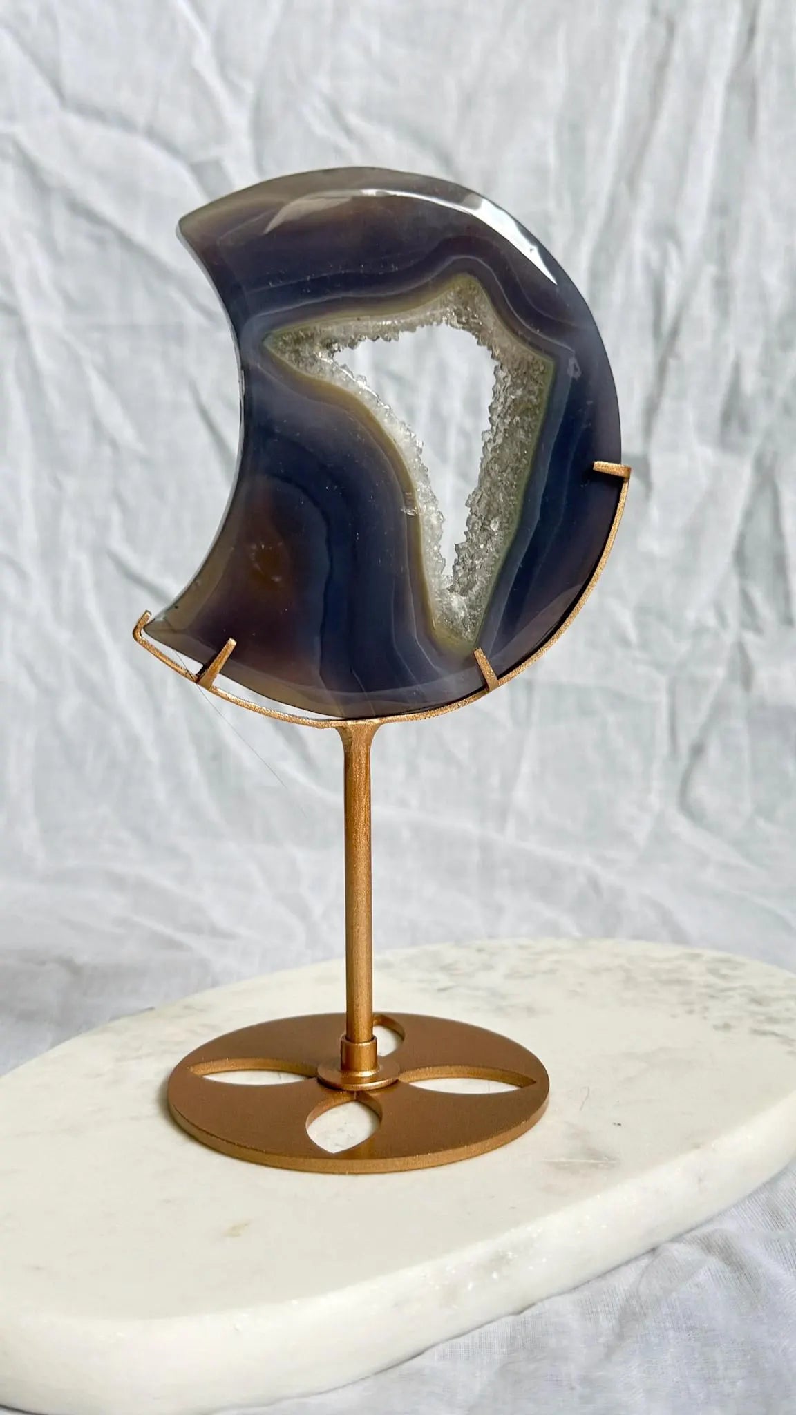 Lune d'agate naturelle sur trépied en laiton