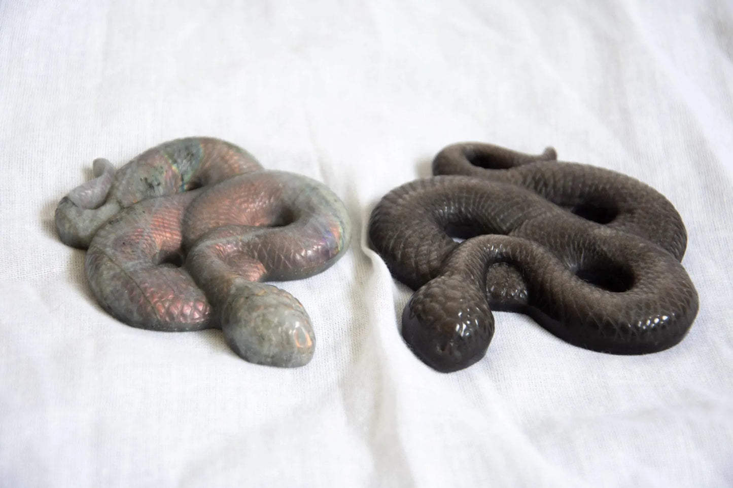 Serpents en Labradorite & Obsidienne Argentée – Pièces sculptées uniques