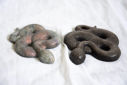 Serpents en Labradorite & Obsidienne Argentée – Pièces sculptées uniques