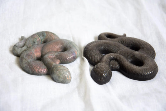 Serpents en Labradorite & Obsidienne Argentée – Pièces sculptées uniques