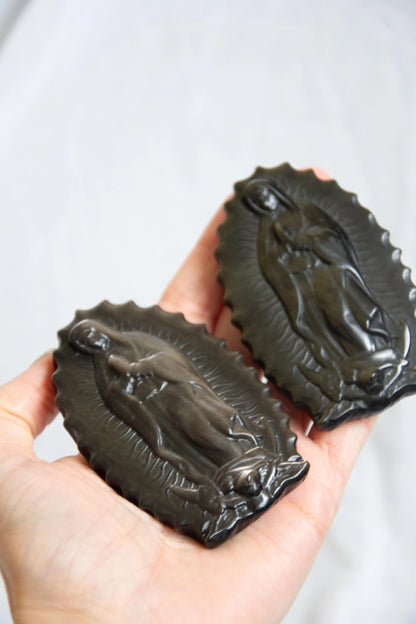 Vierge sculptée en obsidienne – Protection et spiritualité