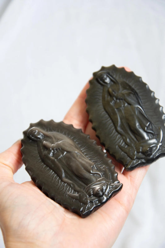Vierge sculptée en obsidienne – Protection et spiritualité