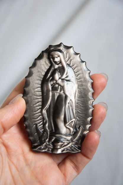 Vierge sculptée en obsidienne – Protection et spiritualité