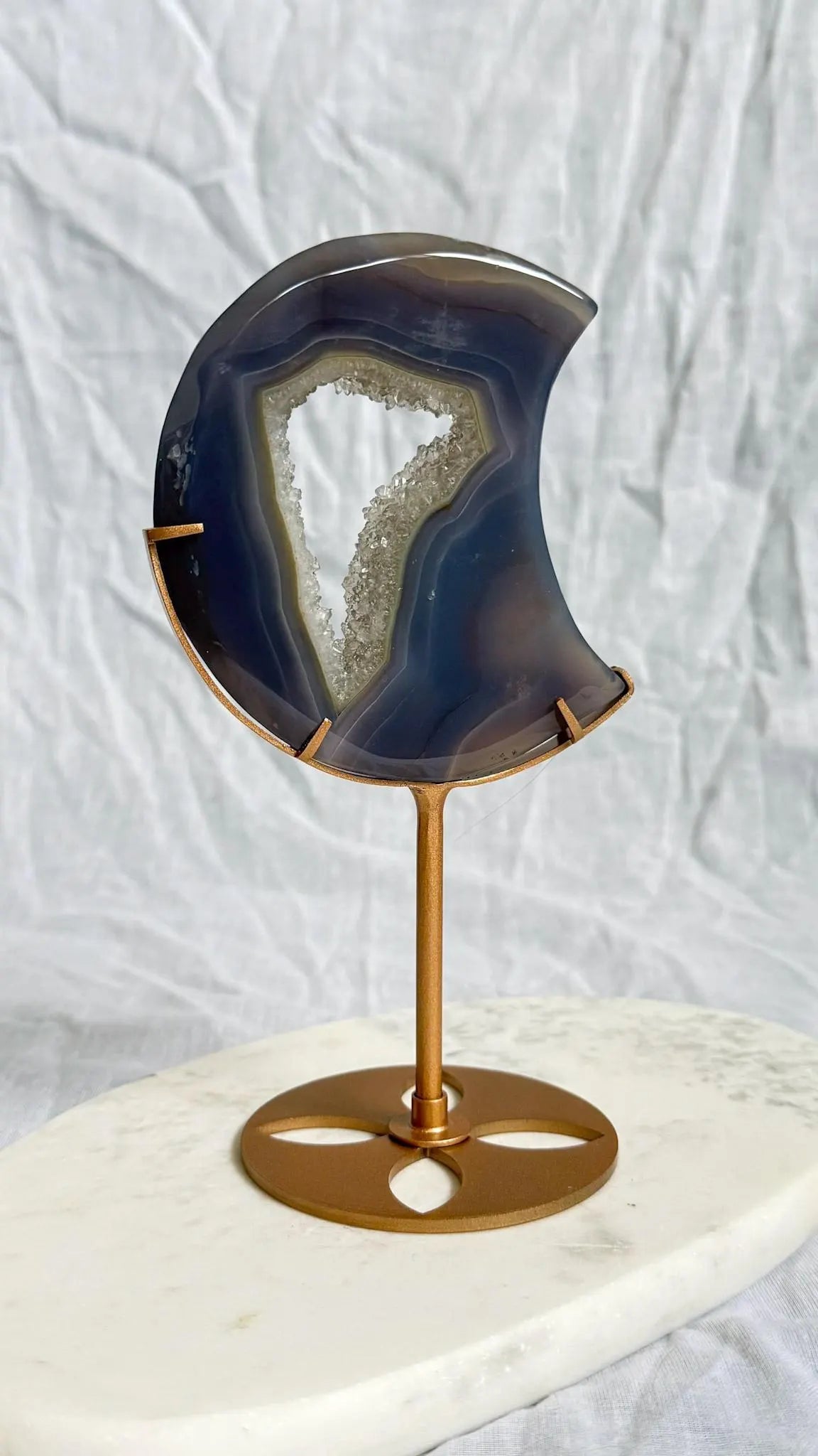 Lune d'agate naturelle sur trépied en laiton