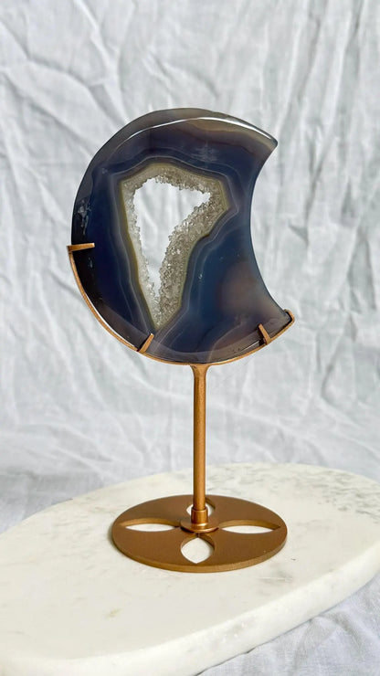Lune d'agate naturelle sur trépied en laiton