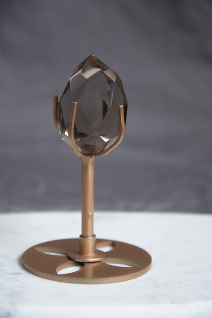 Quartz fumé facetté sur socle laiton - Élégance et protection