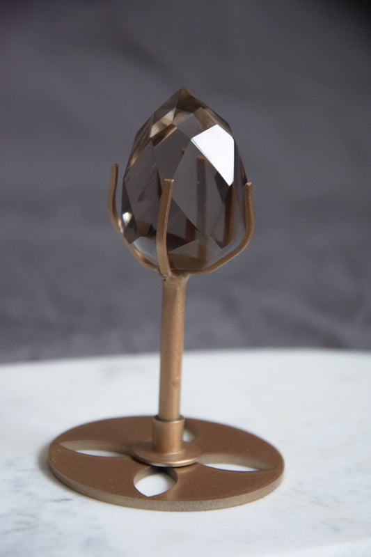 Quartz fumé facetté sur socle laiton - Élégance et protection