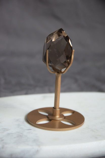 Quartz fumé facetté sur socle laiton - Élégance et protection