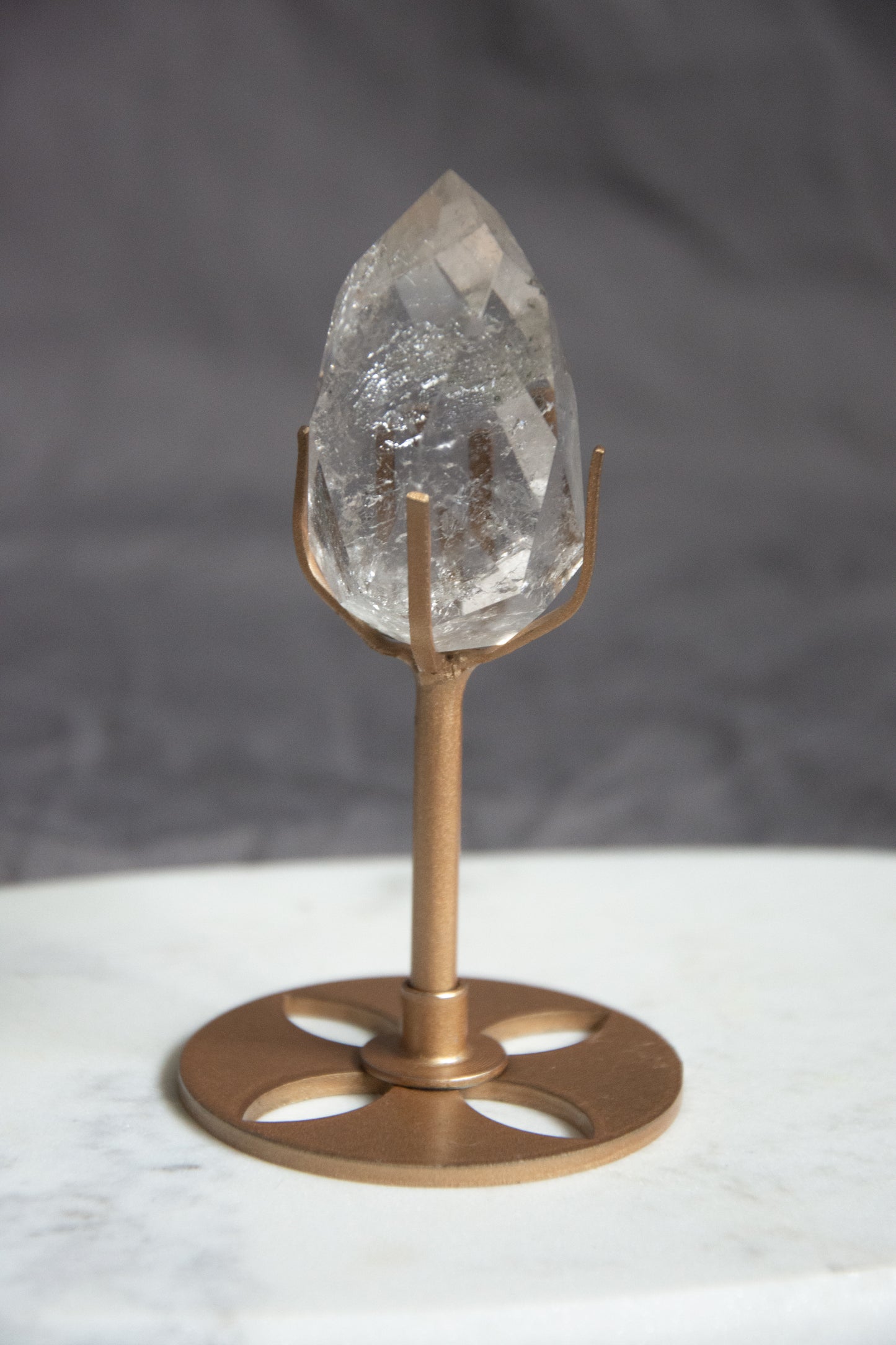 Cristal de roche facetté sur socle laiton - Clarté et pureté