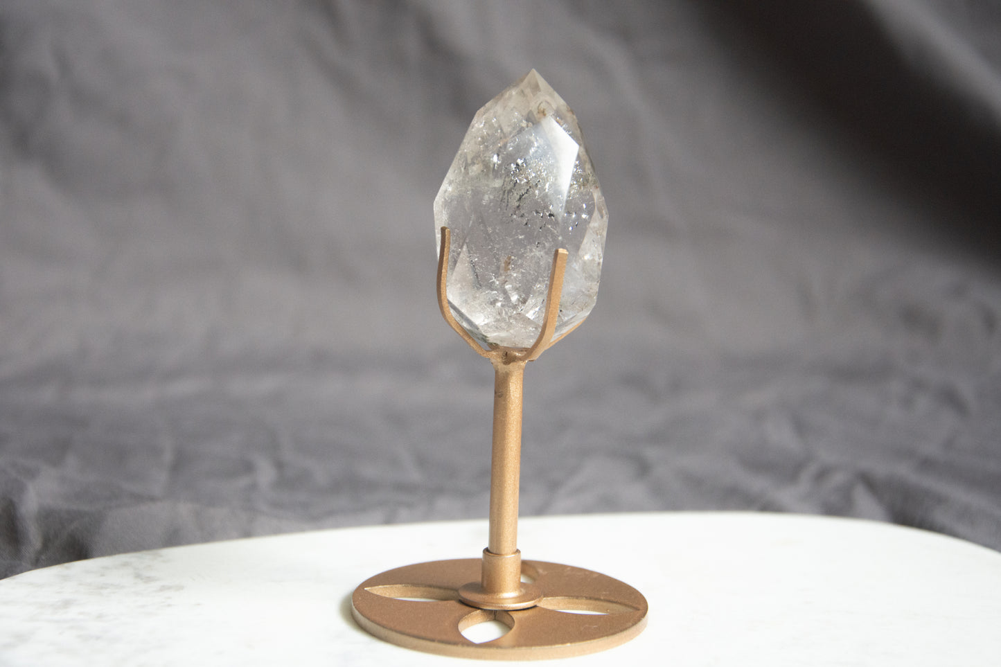 Cristal de roche facetté sur socle laiton - Clarté et pureté