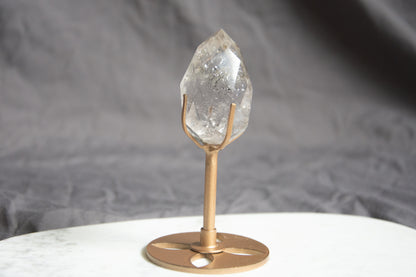 Cristal de roche facetté sur socle laiton - Clarté et pureté