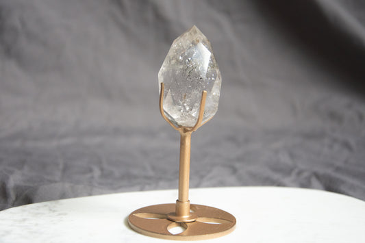 Cristal de roche facetté sur socle laiton - Clarté et pureté