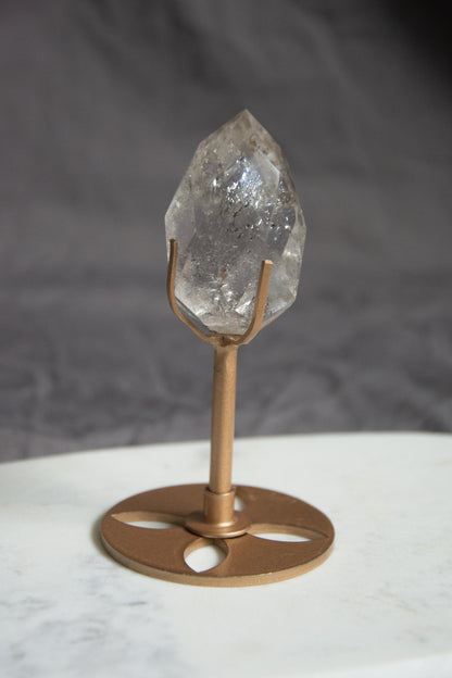Cristal de roche facetté sur socle laiton - Clarté et pureté