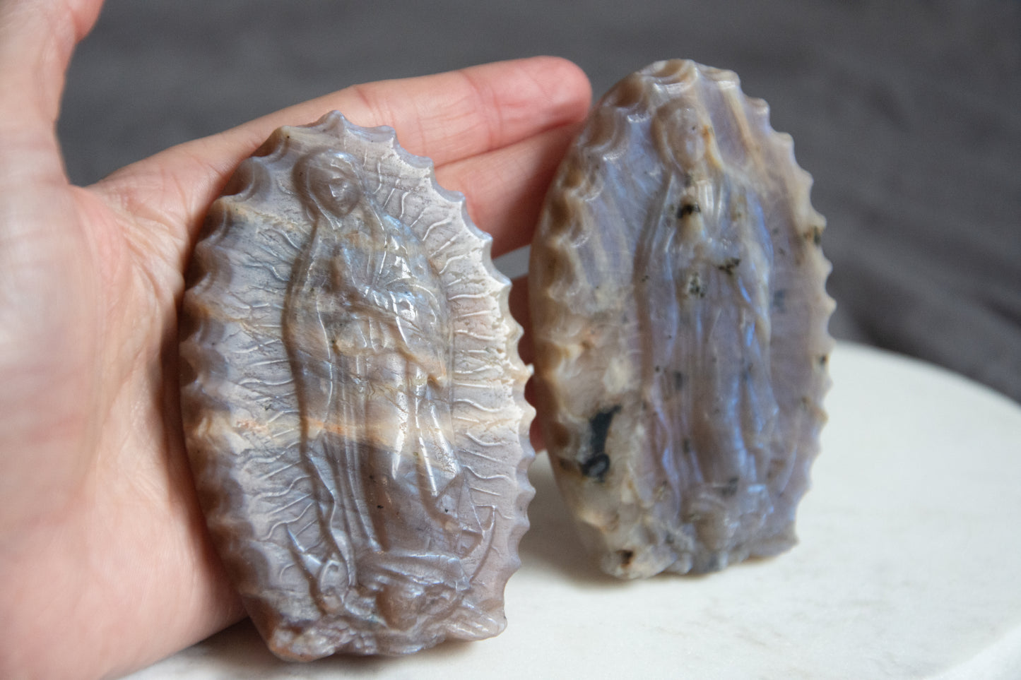 Vierge sculptée en pierre de lune – Pierre de féminité , douceur et protection