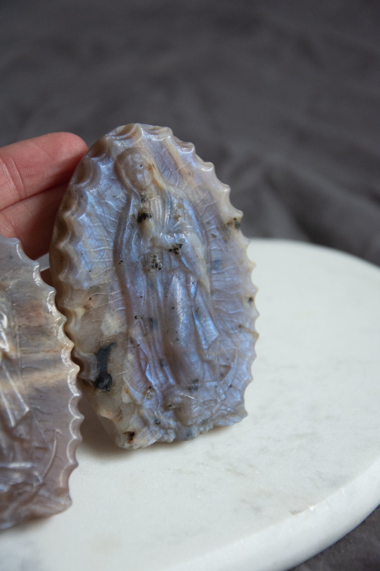 Vierge sculptée en pierre de lune – Pierre de féminité , douceur et protection