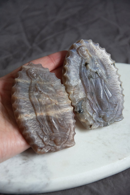 Vierge sculptée en pierre de lune – Pierre de féminité , douceur et protection