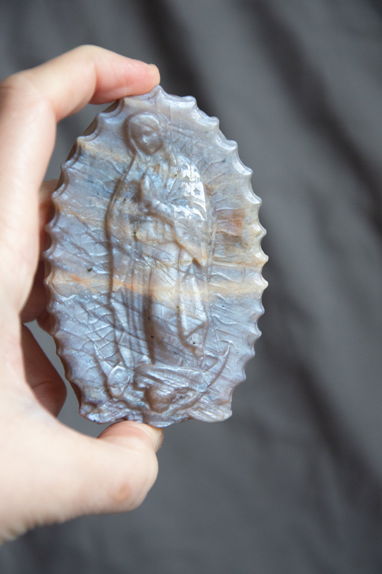 Vierge sculptée en pierre de lune – Pierre de féminité , douceur et protection