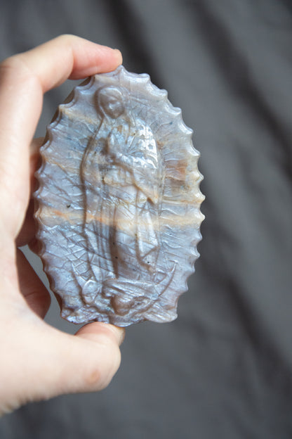 Vierge sculptée en pierre de lune – Pierre de féminité , douceur et protection
