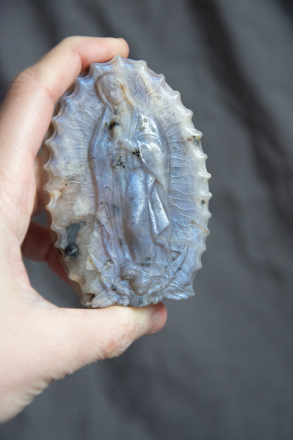 Vierge sculptée en pierre de lune – Pierre de féminité , douceur et protection