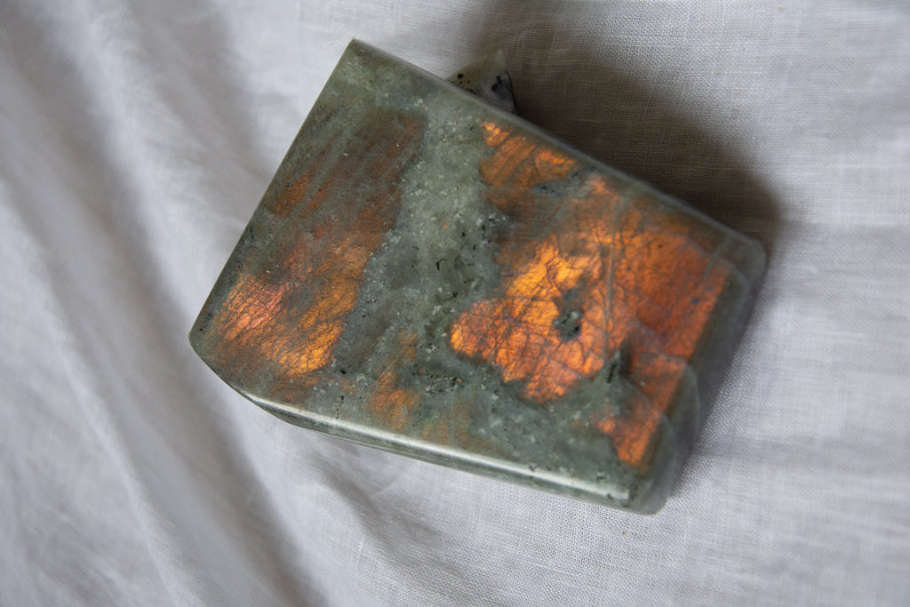 Labradorite rose en forme libre imparfaite