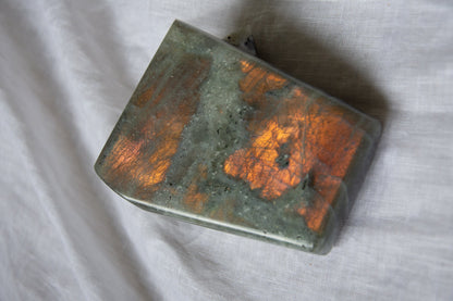 Labradorite rose en forme libre imparfaite