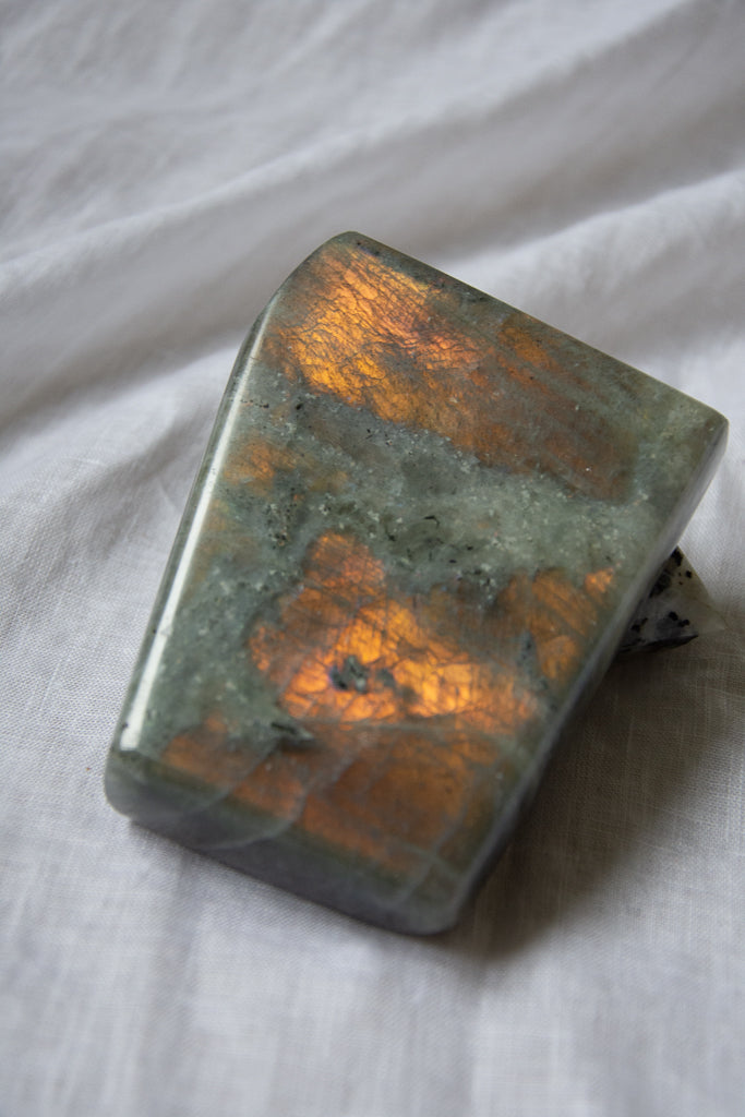 Labradorite rose en forme libre imparfaite