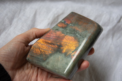 Labradorite rose en forme libre imparfaite